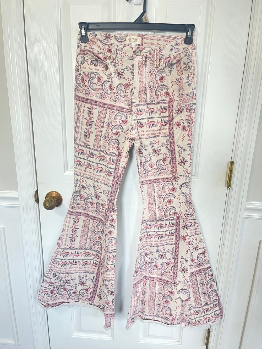 Shyanne Bell Bottom Jeans 30 Cream Floral Patchwork Frayed Boho Western - Picture 2 of 9